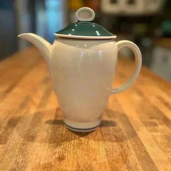 1930’s Vintage Susie Cooper Coffee/Tea Pot, Creamer  and Cups in Cream and Green - Picture 6 of 12